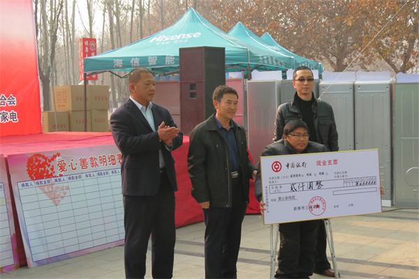 现场捐助青云街道大驻马村贫困残疾人李得平2000元现金