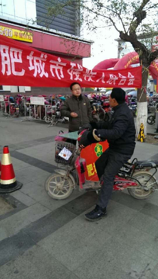 工作人员现场解答残疾人关心的问题